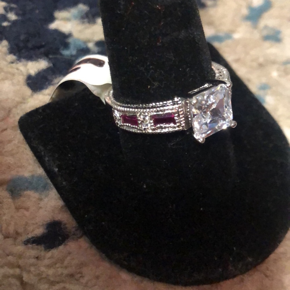 Beautiful White & Pink Ring 🌹